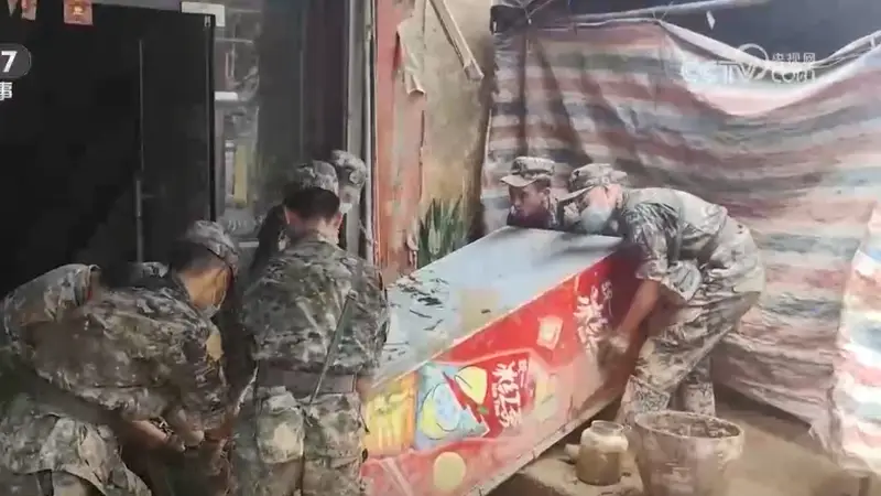 解放军和武警部队官兵全力奋战在防汛救灾一线 加快恢复群众正常生产生活