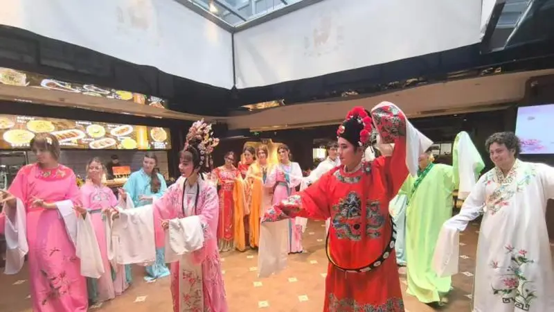 琼剧悠扬茶烟袅袅 意大利青少年的海南“老爸茶”初体验