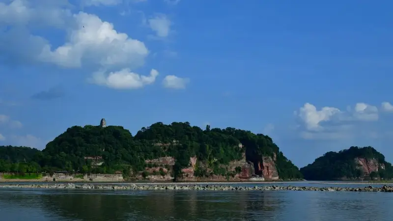 走近乐山大佛，收获一场心灵的宁静之旅