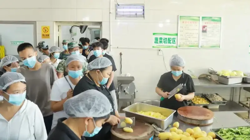“妈妈,好吃!”
