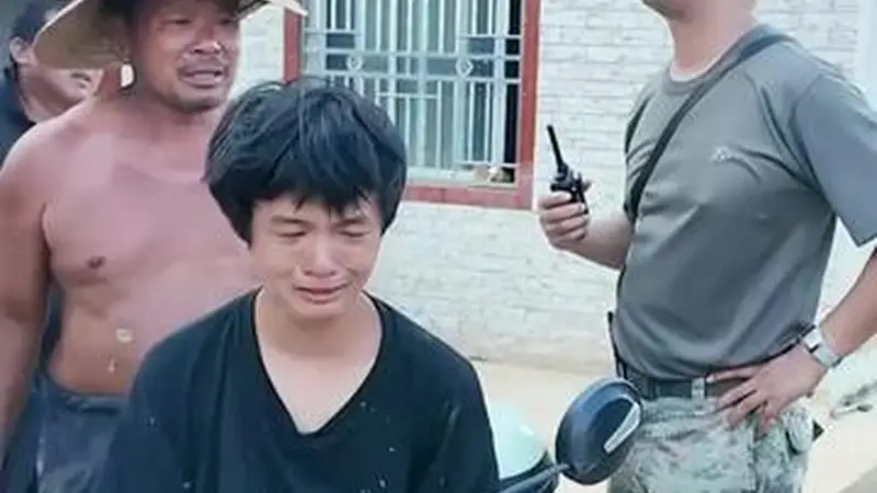 “兄弟，我们来帮你，我们都是你的亲人！” 洪水退去，留下淤泥，独自在家的少年无助落泪。南部战区空军某...