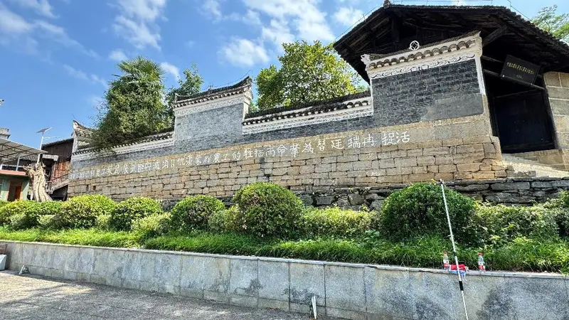 红军留下的标语,为何让群众冒险砌墙保护?