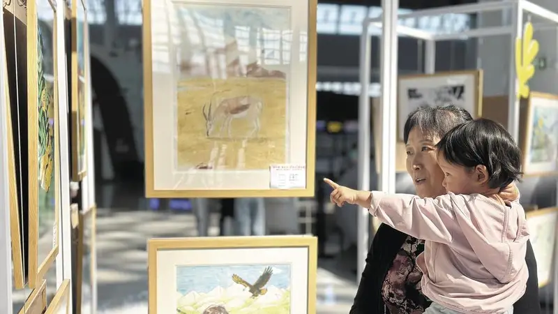 西宁青少年主题画展亮相曹家堡机场