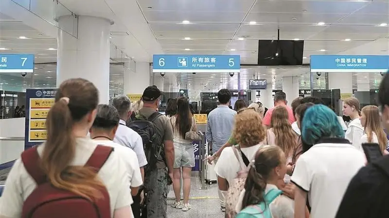 跨境游热度持续攀升 大连空港口岸暖心顺畅