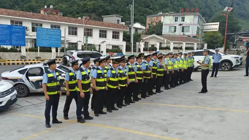 【盘州文旅】有险必除,有堵必疏!盘州景区路上,他们就是最踏实的“定心丸”
