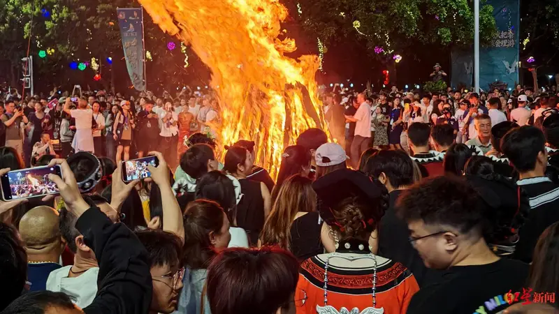 15个主题火堆点燃！2026年凉山会理火把节启幕，众人围着火堆踏歌起舞