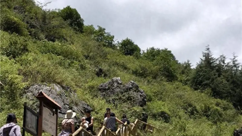 地缝藏幽境,清谷避炎夏
