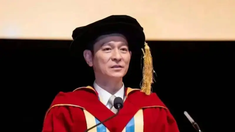 刘德华64岁荣获博士学位！