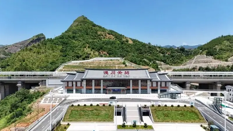 蓝关古道奔眼底 沧浪之水迎面来——西十高铁也是一条流动的文化大动脉,让秦风楚韵在新时代的轨道上一线牵