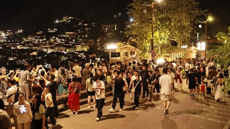 越夜越热闹！西江千户苗寨八月夜间经济点亮苗岭盛夏