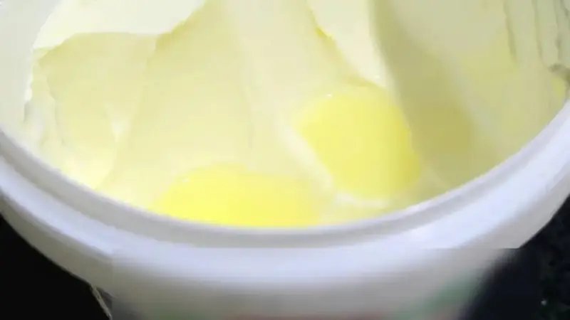 酸奶开封后冒出一层“水”,还能喝吗?
