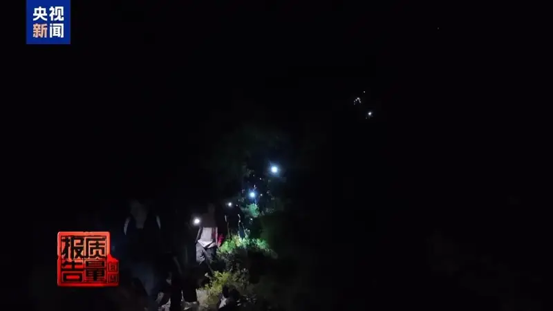 150人绕野路爬封禁山峰看日出？！还带着10岁娃……