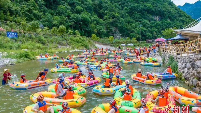 湖北兴山：暑期漂流“热” 游客逐浪觅清凉