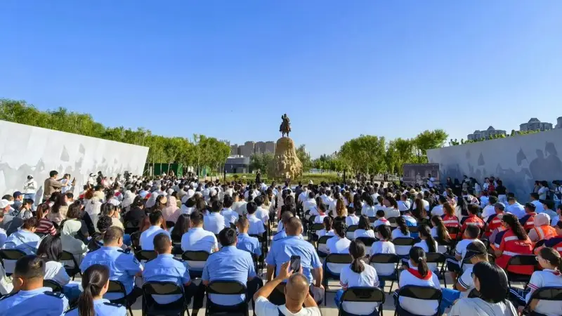 《左公复疆》雕塑在哈密左宗棠凤凰台历史文化公园落成