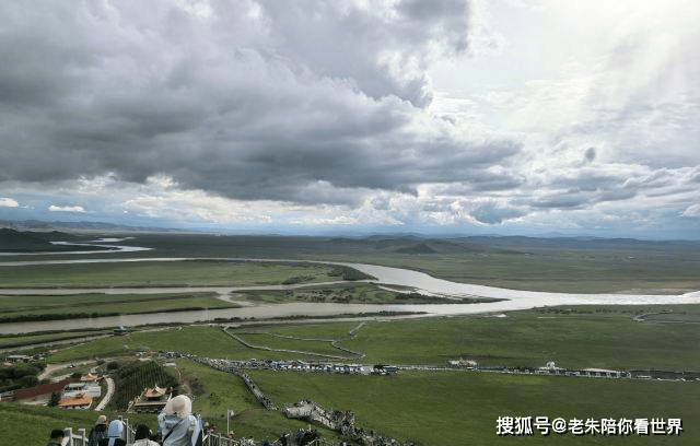 黄河九曲第一湾景区,发源于巴颜喀拉山的黄河在此与白河汇合,形成一连串大大的“S”形 。