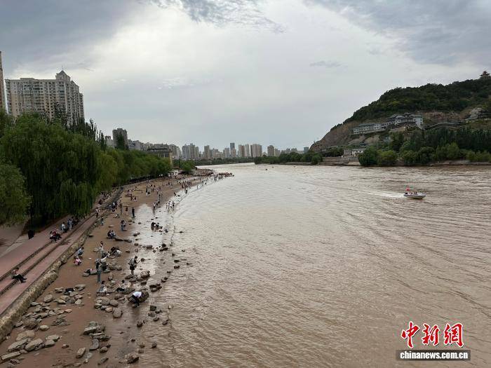 兰州黄河岸畔迎文旅热