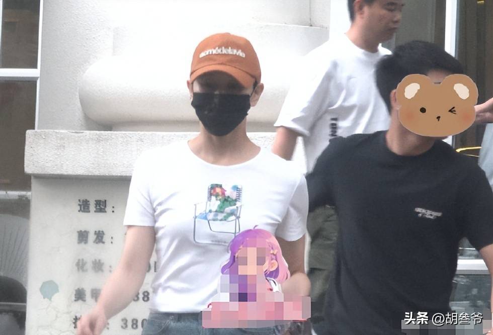 胡静一家理发店剪头发！她走路姿势很霸气，16岁儿子身高直逼180