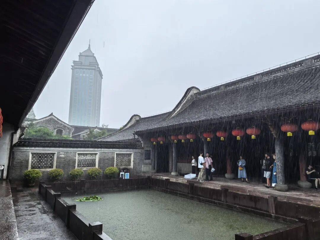 决定延迟关门1小时，这位景区保安火了→