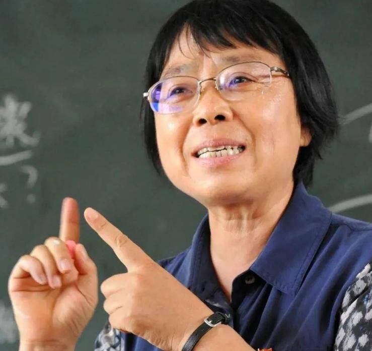 全员通关！张桂梅女高再创奇迹，一半人稳过一本，最高直逼700分