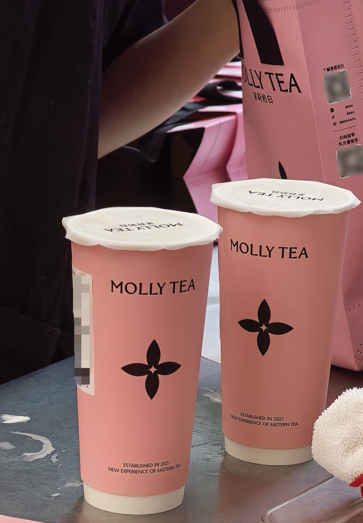 茉莉奶白被LV诉商标侵权案一审判赔1030万元，部分门店爆单：排队超百杯，四叶花卉包装仍在用