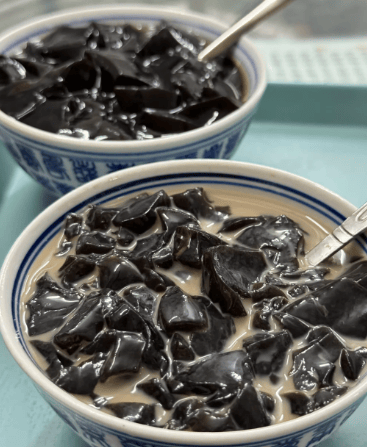 梧州龟苓膏,原味入口微苦搭配蜜水缓和厚重口感