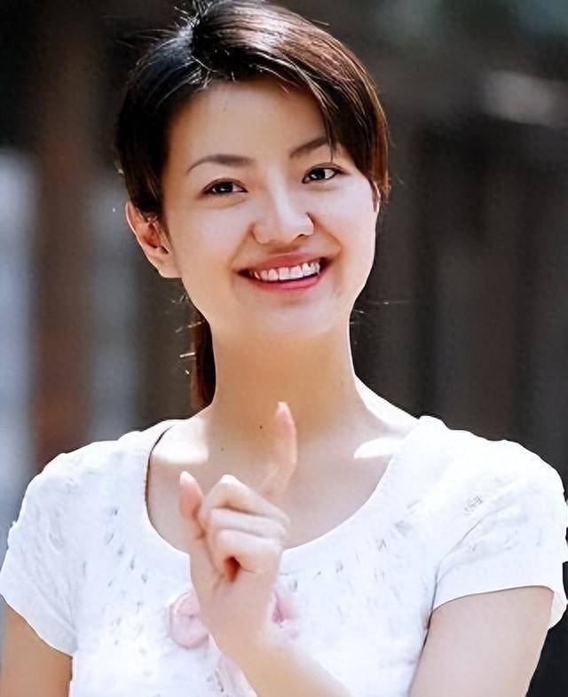 她和撒贝宁同居多年，但转身投入富家怀抱，如今两人境况天差地别