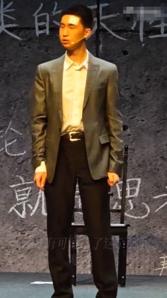 15岁林大竣登台表演话剧 动作神态都跟爸爸林永健一模一样