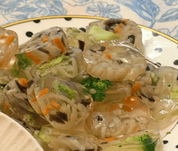清透如玉入口即化,蔬菜猪皮熬出极致清凉风味