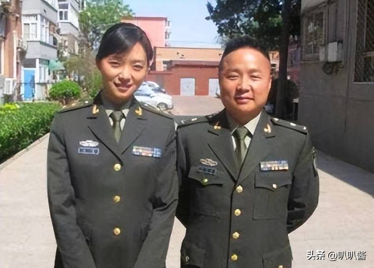她是娱乐圈的一股清流，被军官苦追5年才嫁，如今和女儿被宠如宝