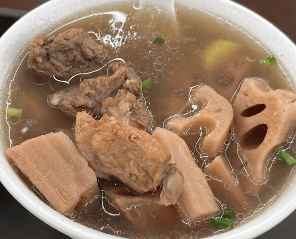 洪湖藕汤，粉糯莲藕炖出温润鲜甜的一锅汤
