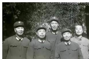 毛主席离世前后,一位上将要兵谏,另一位准备打枪战