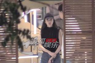古力娜扎和于正等友人聚会 饭后开怀大笑心情超好