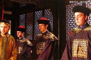 康熙第一次尝巧克力,看了900多字的说明书,之后就说了3个字