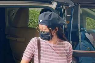 杨幂果然是“条纹控”!条纹衫搭牛仔短裤,体态纤细宛若18岁少女
