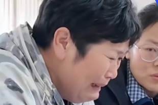 脱口秀演员“房主任”因分户问题 向工作人员发泄情绪：你也是女人吧 公司：停演3个月 本人深夜道歉：我很愧疚