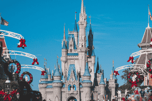迪士尼把流量重新变成利润：电影引流，乐园兑现，Disney+连接一切