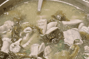 咸菜解腻猪杂鲜嫩，酸鲜交融解锁潮汕地道鲜汤