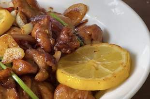这盘柠檬香煎鸡腿肉,焦香嫩滑带清香,夏天配饭太绝了