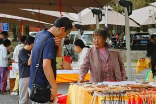 五台山：跳蚤市场“烟火气” 点亮景区“夜经济”