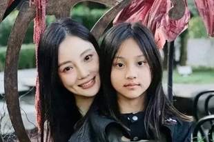 13岁甜馨独自赴海外夏校，李小璐视频曝光，镜头里的女儿长大了