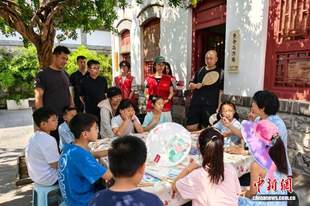（文化中国行）“跟着作家去旅行” 中国暑期游渐兴多元文化路径
