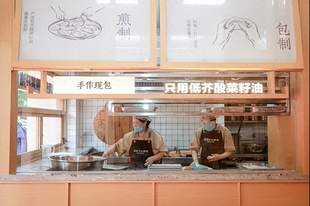 “孟夫子”升级记:四代人的烟火气,炼成一锅“国民大煎包”