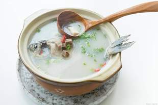 不用喝油腻大补汤!混合喂养妈妈饮食指南,奶水稳定宝宝吃得香