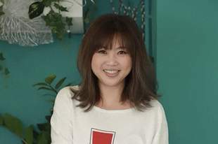 香港知名演员全素颜出镜，60岁还没结婚，前男友因肺癌病逝