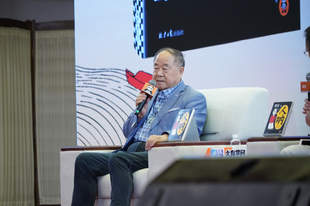 当71岁作家莫言对读者“比心”