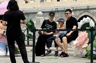 50岁蒋勤勤不显老，穿一身黑衣素颜带娃瘦又美，8岁儿子像陈建斌