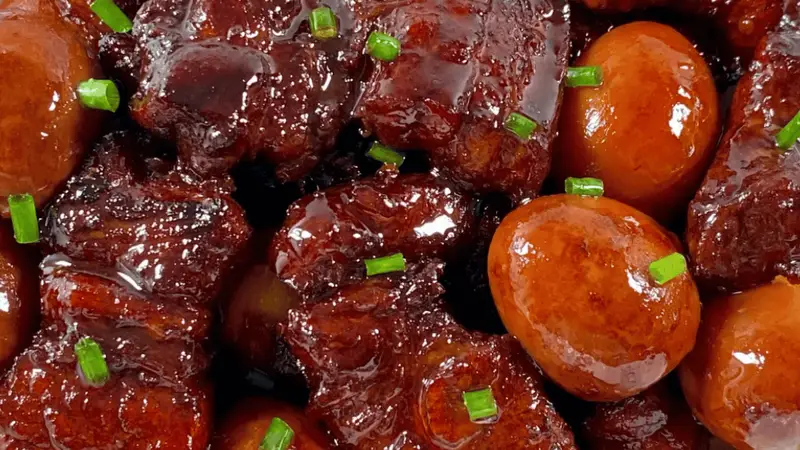 红烧肉鹌鹑蛋：一锅浓香，软糯入味的家常硬菜
