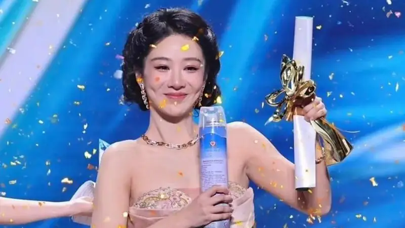 杨紫穿高定拿白玉兰视后!裤装孙俪飒爽回宫,杨幂化身翡翠瓷瓶