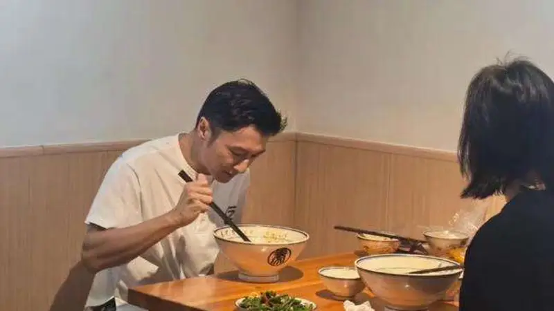 谢霆锋西安开唱前低调打卡油泼面馆，老板称当时根本没认出来，此前他和王菲一同现身咸阳机场