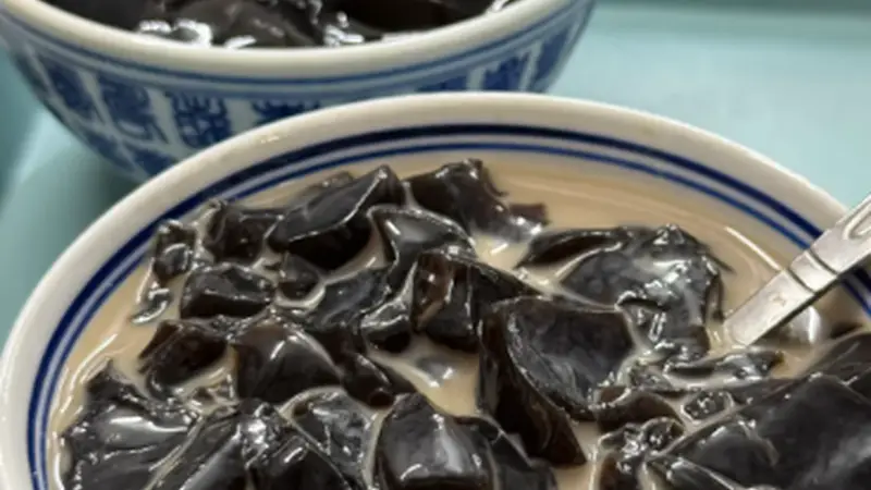 梧州龟苓膏，原味入口微苦搭配蜜水缓和厚重口感